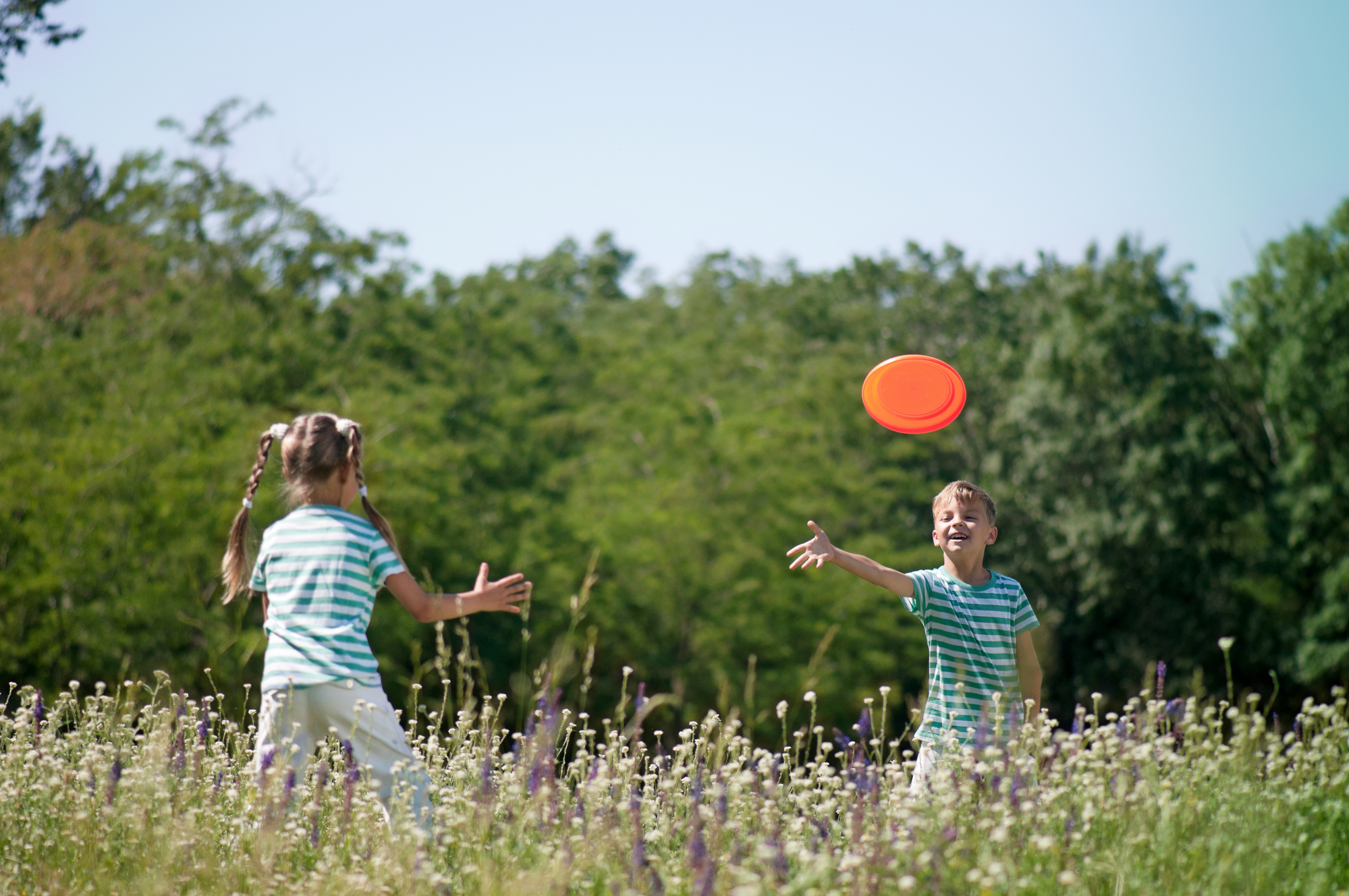 children-playing-frisbee-explore-frisbee